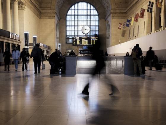 Pendler drängeln sich in der Union Station in Toronto, Ontario, Kanada, Nordamerika, um ihren Zug zu erreichen, Nordamerika Commuters scramble to catch their train inside Union Station in Toronto, Ontario, Canada, North America Copyright: imageBROKER MarkxSpowart iblmsp13191953.jpg