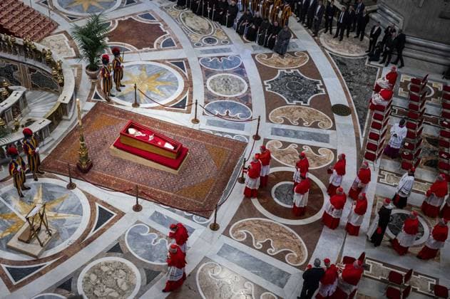 Bilder des Jahres 2025, News 04 April News Themen der Woche KW17 News Bilder des Tages Rome, Italy, ITALY: Rome, St. Peter s Square St. Peter s Square Transfer of the body of Pope Francis to the basilica Rome ITALY  - ZUMAp169 20250423_zea_p169_109 Copyright: xStefanoxCarofeix