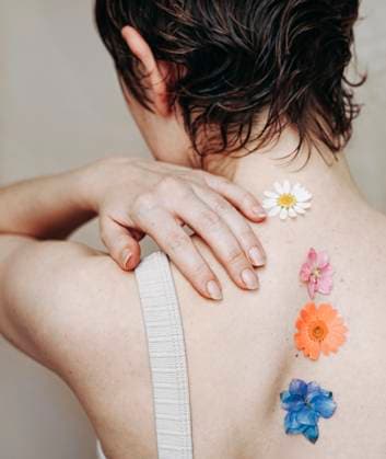 Creative Highlights Symbolfotos Woman with wet hair and flowers on her back indoors model released, Symbolfoto, SVCF00456