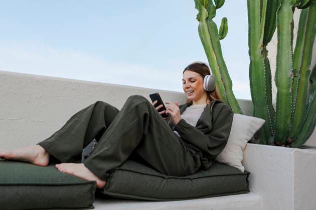 Creative Highlights Symbolfotos Creative Highlights Symbolfotos Woman relaxing on a rooftop terrace with headphones and smartphone model released, Symbolfoto property released, EBIF00030