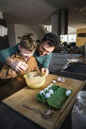 Father and son enjoying quality time baking together in the kitchen model released, Symbolfoto property released, UUF34379