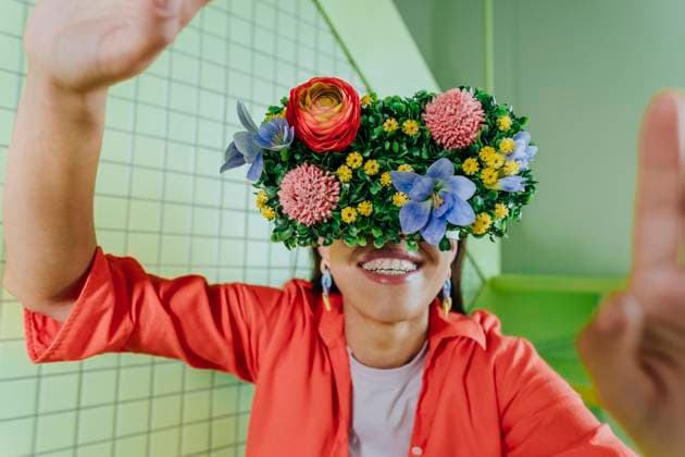 Creative Highlights Symbolfotos Woman wearing floral VR headset indoors smiling model released, Symbolfoto property released, YTF03710