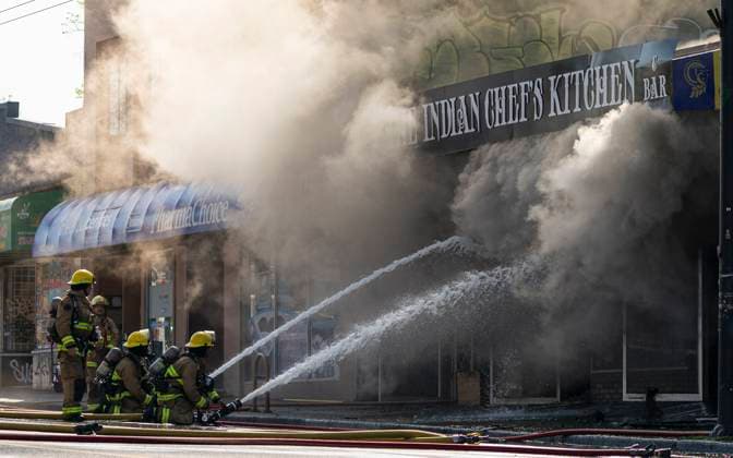 News Bilder des Tages April 23, 2025, Vancouver, Bc, CANADA: Vancouver firefighters battle a flare up while fighting a three alarm fire on East Hastings Street in Vancouver, on Wednesday April 23, 2025. Vancouver CANADA  - ZUMAc35_ 20250423_zaf_c35_030 Copyright: xRichxLamx