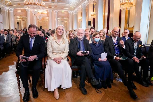Fosse party at the Palace of Oslo 20250424 Nobel Laureate Jon Fosse with the first Fosse Lecture in history and the Fosse Prize during a ceremony in the main ballroom at the Palace of Oslo The Crown Princess also awards the newly established Fosse Prize for translators to German Hinrich Schmidt Henkel Photo Heiko Junge NTB POOL Oslo Norway e jtBgl6qzQ EDITORIAL USE  Copyright: xHeikoxJungex xNTBx