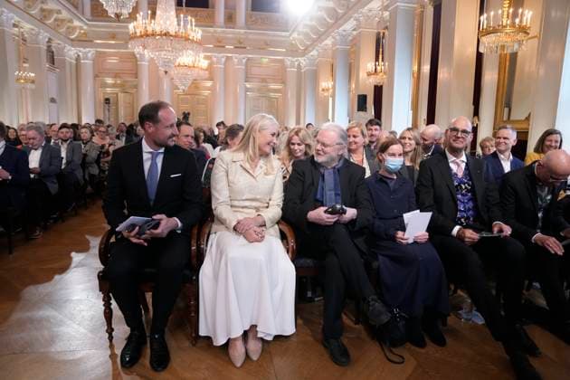 Fosse party at the Palace of Oslo 20250424 Nobel Laureate Jon Fosse with historys first Fosse Lecture and the Fosse Prize during a ceremony in the main ballroom at the Palace of Oslo The Crown Princess also awards the newly established Fosse Prize for translators to German Hinrich Schmidt Henkel Photo Heiko Junge NTB POOL Oslo Norway JwBa2brIIR0 EDITORIAL USE ONLY R  Copyright: xHeikoxJungex xNTBx