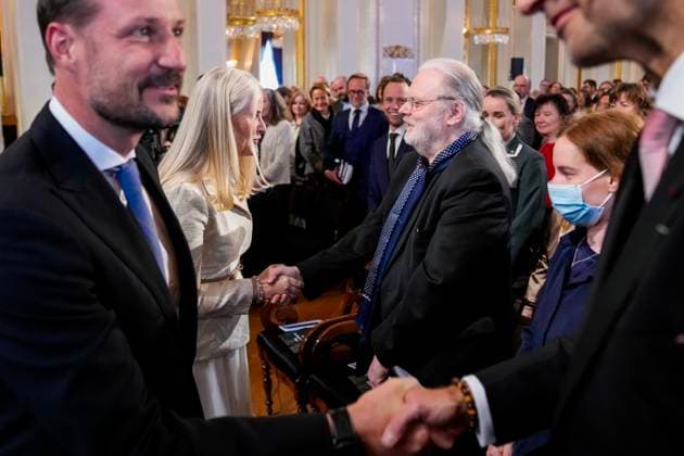 Fosse party at the Palace of Oslo 20250424 Crown Princess Mette Marit honors Nobel Laureate Jon Fosse with historys first Fosse Lecture and the Fosse Prize during a ceremony in the grand ballroom at the Palace The Crown Princess also awards the newly established Fosse Prize for translators to German Hinrich Schmidt Henkel Photo Heiko Junge  Copyright: xHeikoxJungex xNTBx