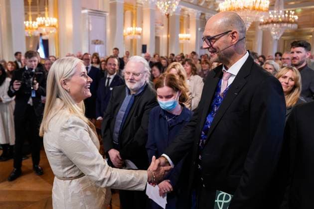 Fosse party at the Palace of Oslo 20250424 Crown Princess Mette Marit honors Nobel Laureate Jon Fosse with historys first Fosse Lecture and the Fosse Prize during a ceremony in the Grand Ballroom at the Palace of Oslo The Crown Princess also awards the newly established Fosse Prize for translators to German Hinrich Schmidt Henkel Pho  Copyright: xHeikoxJungex xNTBx