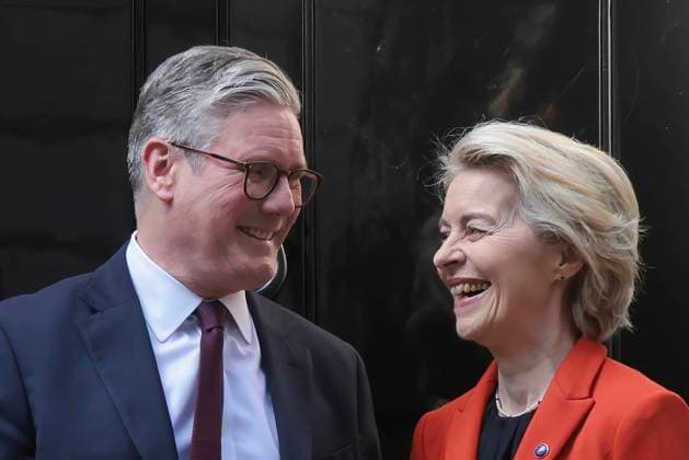 News Bilder des Tages . 24 04 2025. London, United Kingdom. Kier Starmer Ursula von der Leyen, to No10. Prime Minister Keir Starmer welcomes the President of the European Commission, Ursula von der Leyen, to Downing Street.  xMartynxWheatleyx xi-Imagesx IIM-25898-0007