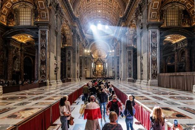 Bilder des Jahres 2025, News 04 April News Themen der Woche KW17 News Bilder des Tages Mourning period and funeral arrangements for Pope Francis, Vatican City, Rome, Italy - 24 Apr 2025 People gather to view Pope Francis lying in state inside St. Peter s Basilica ahead of his funeral. 24 Apr 2025, Credit:Francesco Fotia Avalon Italia, Italia, Holy City  Copyright: xFrancescoxFotiax xAvalonx 0991795849