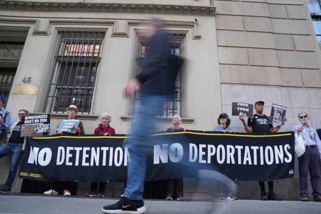 Bilder des Jahres 2025, News 04 April News Themen der Woche KW17 News Bilder des Tages April 24, 2025, New York, New York, USA: Protesters demand all U.S. detainees in CECOT be freed and brought home at a protest outside the Permanent Mission of El Salvador to the United Nations on April 24, 2025 in New York. New York USA - ZUMAb148 20250424_zap_b148_022 Copyright: xBryanxSmithx