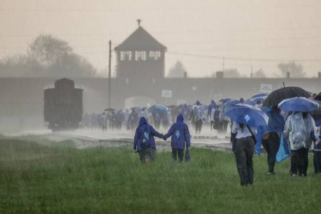 Bilder des Jahres 2025, News 04 April News Themen der Woche KW17 News Bilder des Tages Heavy Rainfall During International March Of The Living Participants walk in the stormy weather after attend the commemoration ceremony od the 37th anniversary of International March of the Living at the former Nazi-German Auschwitz Birkenau II concentration and extermination camp in Brzezinka, Poland on April 24, 2025. Due to heavy rainfall the closing ceremony was shortened. The 2025 March of the Living from Auschwitz I to Auschwitz II-Birkenau is dedicated to the 80th Anniversary of the end of World War II and the liberation of the concentration camps in Nazi-occupied Europe. The annual march is a part of educational program, which brings Jewish students from around the world to Poland, where they explore the remnants of the Holocaust.  Copyright: xBeataxZawrzelx originalFilename: zawrzel-heavyrai250424_npXKG.jpg