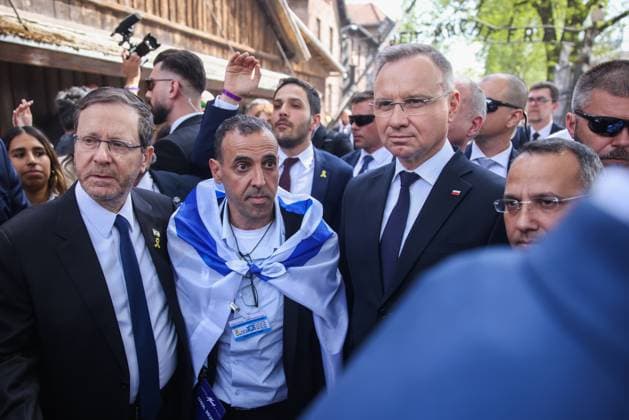 Bilder des Jahres 2025, News 04 April News Themen der Woche KW17 News Bilder des Tages International March Of The Living Polish President Andrzej Duda and Israeli President Isaac Herzog pose with Eli Sharabi, Israeli who had been held hostage by Hamas in the Gaza Strip, while attending the 37th anniversary of International March of the Living at the former Nazi-German Auschwitz Birkenau concentration and extermination camp in Oswiecim, Poland on April 24, 2025. The 2025 March of the Living from Auschwitz I to Auschwitz II-Birkenau is dedicated to the 80th Anniversary of the end of World War II and the liberation of the concentration camps in Nazi-occupied Europe. The annual march is a part of educational program, which brings Jewish students from around the world to Poland, where they explore the remnants of the Holocaust. O  Copyright: xBeataxZawrzelx originalFilename: zawrzel-internat250424_npysd.jpg