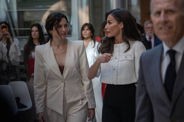 47th edition of the SM awards for children s and young adult literature El Barco de Vapor and Gran Angular at the Real Casa de Correos, in Madrid - 24 Apr 2025 Queen Letizia (C) and the President of the Community of Madrid, Isabel Díaz Ayuso (L), attend the presentation ceremony for the 47th edition of the SM Children s and Young Adult Literature Awards El Barco de Vapor and Gran Angular, at the Real Casa de Correos in Madrid. Madrid Spain Copyright: xDavidxCanalesx xSOPAxImagesx DCReinaLeticiaSM250425-12