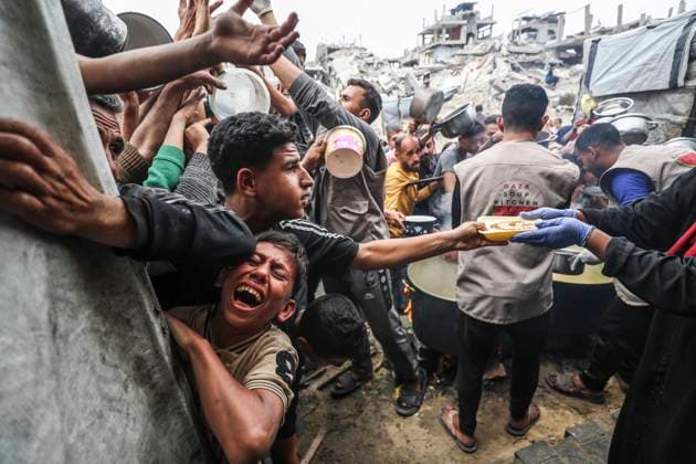 Bilder des Jahres 2025, News 04 April News Themen der Woche KW17 News Bilder des Tages (250425) -- BEIJING, April 25, 2025 -- Palestinians wait to receive free food from a food distribution center in Gaza City, on April 24, 2025. As regional and international mediation intensifies to reach a lasting ceasefire in the Gaza Strip, many Palestinians are expressing cautious hope that current diplomatic efforts will result in sustainable peace and relief for their war-affected communities. (Photo by Xinhua) XINHUA PHOTOS OF THE DAY MahmoudxZaki 