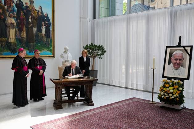 Bilder des Jahres 2025, News 04 April News Themen der Woche KW17 News Bilder des Tages Bundespraesident Frank-Walter Steinmeier schreibt am Freitag (25.04.2025) in das Kondolenzbuch fuer den verstorbenen Papst Franziskus neben Bischof Georg Baetzing (Bätzing,1.v.l.), dem Apostolischen Nuntius, Erzbischof Nikola EteroviÄ‡ (2.v.l.), und seiner Ehefrau, Elke Buedenbender (Büdenbender), in der Apostolischen Nuntiatur in Berlin. Die Nuntiatur ist die diplomatische Vertretung des Vatikans. (Siehe epd-Meldung vom 25.04.2025) EDITORIAL USE ONLY *** German President Frank Walter Steinmeier writes on Friday 25 April 2025 in the book of condolence for the late Pope Francis alongside Bishop Georg Baetzing Bätzing,1 v l , the Apostolic Nuncio, Archbishop Nikola EteroviÄ‡ 2 v l , and his wife, Elke Buedenbender Büdenbender , at the Apost Copyright: epd-bild ChristianxDitsch epd-Kondolenzbuch_Papst2-kopieren