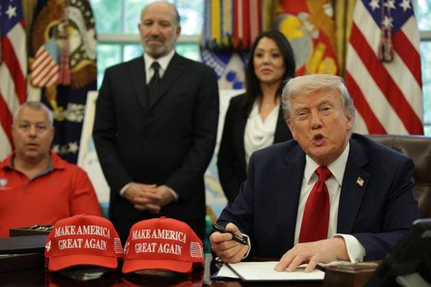 DC: President Trump Signs New Executive Orders United States President Donald Trump signs executive orders in the Oval Office of the White House on April 23, 2025 in Washington, D.C. In the background: US Secretary of Commerce Howard Lutnick (L) and Secretary of Labor Lori Chavez-DeRemer (R). The orders signed today focus on education. Credit: Samuel Corum Pool via CNP AdMedia Washington District of Columbia United States of America EDITORIAL USE ONLY  Copyright: xx sipausa_SC2_8696.JPG-5354161 CNP AdMediax admphotostwo928037