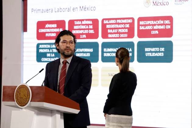 Mexico s President, Claudia Sheinbaum Pardo, is seen behind while the Secretary of Labor and Social Welfare, Marath Baruch BolaoÂ±os, talk about the functioning of the National Employment System at National Palace. on April 25, 2025 in Mexico City, Mexico. Mexico City Mexico - ZUMAe321 20250425_zia_e321_002 Copyright: xLuisxBarronx