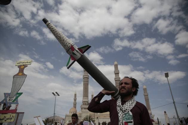 Bilder des Jahres 2025, News 04 April News Themen der Woche KW17 News Bilder des Tages Houthi supporters protest against the US in Sanaa - A Houthi supporter holds up a mock rocket during a protest against the United States, in Sana a, Yemen, 25 April 2025. IMAGO Sanaa Yemen Copyright: xHamzaxAlix