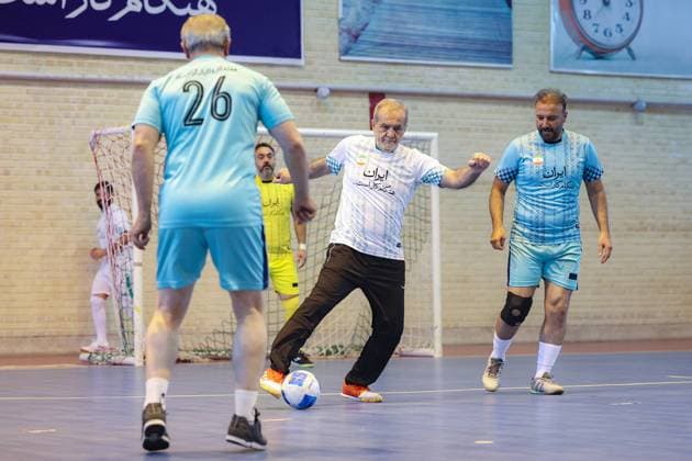 April 25, 2025, Tehran, Iran: Iranian President MASOUD PEZESHKIAN (C) participates in a football match to celebrate Iran Labor Week and honor the laborers of the nation, competing between the workers and veterans teams. Tehran Iran - ZUMAi98_ 20250425_zih_i98_009 Copyright: xIranianxPresidencyx