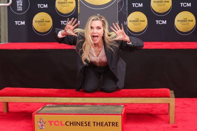 Bilder des Jahres 2025, Entertainment 04 April Entertainment Themen der Woche KW17 Entertainment Bilder des Tages TCM ceremony honoring Michelle Pfeiffer with Hand and Footprint Ceremony as part of the TCM Classic Film Festival held at the TCL Chinese Theater in Los Angeles, California Featuring: Michelle Pfeiffer Where: Los Angeles, California, United States When: 25 Apr 2025 Credit: Faye s Vision Cover Images EDITORIAL USE ONLY. NOT FOR USE BY NEWSPAPERS BASED IN THE UK. Copyright: xx coverimg54688628