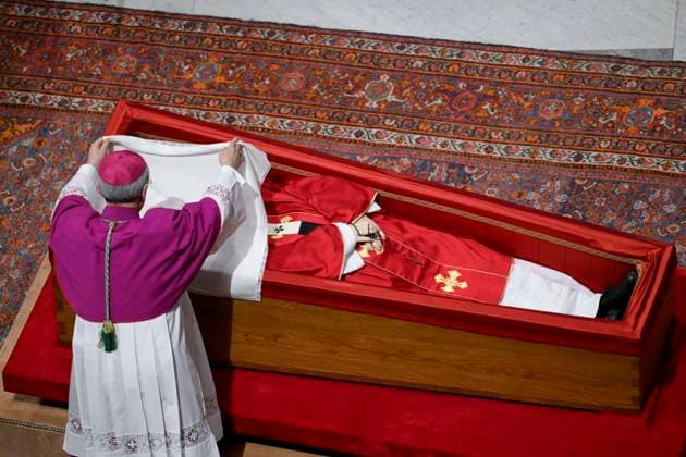 Bilder des Jahres 2025, News 04 April News Themen der Woche KW17 April 25, 2025, Vatican City, VATICAN CITY: This photo taken and handout on April 25, 2025 by The Vatican Media shows the rite of the Velatio before to seal the coffin of Pope Francis on the eve of his funeral at The Vatican. ANSA VATICAN MEDIA PRESS OFFICE +++ NPK ++++ NO SALES, EDITORIAL USE ONLY Vatican City VATICAN CITY  - ZUMAa110 20250425_zaf_a110_038 Copyright: xVaticanxMediaxPressxOfficex