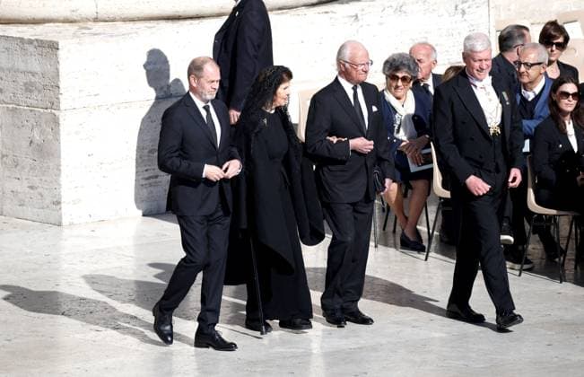Royals Arrive For The Funeral of Pope Francis - Vatican King Carl Gustaf and Queen Silvia of Sweden attending Pope Francis funeral ceremony at St Peter s Square in The Vatican, on April 26, 2025. Photo by Raphael Lafargue ABACAPRESS.COM Vatican City Vatican (or Holy See)  Copyright: xLafarguexRaphael ABACAx