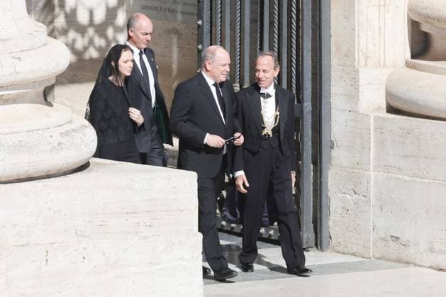 Royals At The Funeral Of Pope Francis - Vatican Prince Albert of Monaco and his wife Princess Charlene attending the funeral of Pope Francis on April 26, 2025, in Vatican. As Rome says goodbye to Pope Francis, global leaders, royals, clergy, and thousands of faithful gathered at the Vatican for a solemn and historic farewell. Pope Francis passed away on Monday, April 21, aged 88. Photo by Marco Iacobucci IPA ABACAPRESS.COM Rome Vatican City Vatican (or Holy See)  Copyright: xIacobuccixMarco IPA ABACAx