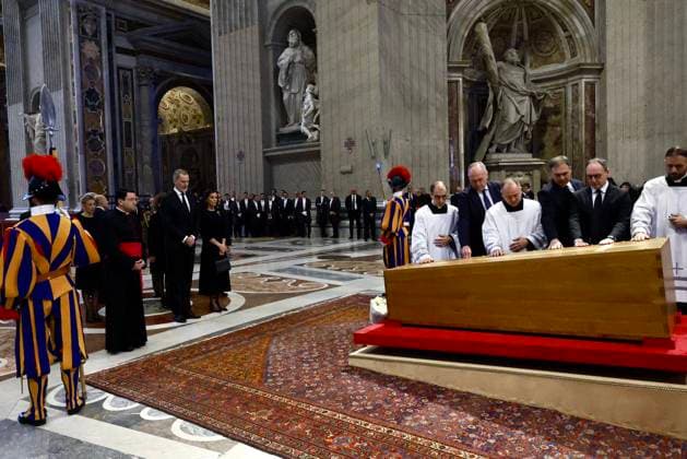 Spain s King Felipe VI and Queen Letizia arrive for the funeral of Pope Francis in St. Peter s Square at the Vatican, Saturday, April 26, 2025 Cordon Press 