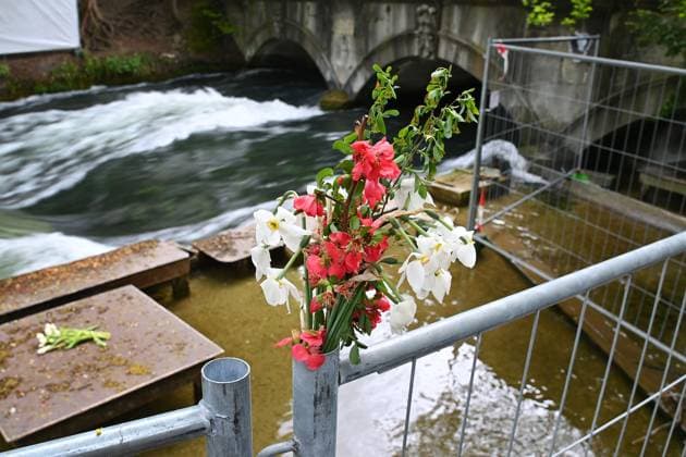 Bilder des Jahres 2025, News 04 April News Themen der Woche KW17 Mennchner Eisbachwelle nach Surf-Unfall gesperrt. Blumenmeer,Blumen und Beileidsbekundungen am Ungluecksort. Die sogenannte Eisbachwelle neben dem Haus der Kunst in Muenchen ist bei Surfern sehr beliebt oÂ und eine Touristenattraktion. Nachdem dort eine Surferin zu Tode kam, ist die Welle jetzt aber gesperrt worden und soll abgesenkt werden. *** Munichs Eisbach wave closed after surfing accident Sea of flowers, flowers and condolences at the scene of the accident The so-called Eisbach wave next to the Haus der Kunst in Munich is very popular with surfers oÂ and a tourist attraction After a surfer died there, the wave has now been closed and is to be lowered