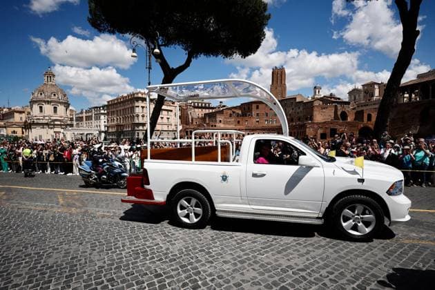 Bilder des Jahres 2025, News 04 April News Themen der Woche KW17 April 26, 2025, Rome: People gather along the road as the coffin of late Pope Francis is transported from St Peter s Basilica to Santa Maria Maggiore Basilica, during the funeral ceremony in Rome on 26 April 2025. (funerali, esequie, carro funebre) ANSA VINCENZO LIVIERI Rome  - ZUMAa110 20250426_zaf_a110_083 Copyright: xVincenzoxLivierix xZ70x