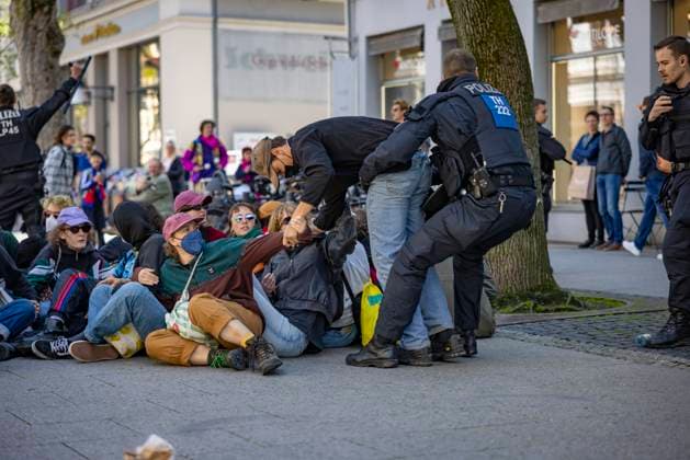 Bilder des Jahres 2025, News 04 April News Themen der Woche KW17 Demonstration Weimar am 26. April - Grossdemos Deutschland 26042025 - Polizeikraefte wollen eine Sitzblockade von Gegendemonstrierenden zu raeumen +++ Im Rahmen der sogenannten 16x16 Demonstrationen haben in 16 deutschen Bundeslaendern Menschen demonstriert, so auch in Weimar in Thueringen. Hier hatten unter anderem die Bewegungen Freies Thueringen und Freie Sachsen dazu aufgerufen Auf dem Theaterplatz traten unter anderem Redner wie der ehemalige AfD-Politiker Andre Poggenburg auf. Den angekuendigten 3000 Demonstrierenden stellte sich ein friedlicher Gegenprotest entgegen. Dieser wurde unter anderem durch das Buendnis gegen Rechts und die Kirchen getragen. Weimar Thueringen Deutschland *** Demonstration in Weimar on April 26 260425_ppb-5