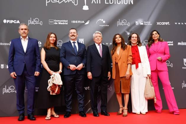 Eva Longoria receives the Platinum Award of Honor 2025 Mariano de Paco, Eva Longoria and Enrique Cerezo at the presentation of the Platinum Award of Honor 2025 at the Palacio Municipal Ifema Madrid on April 26, 2025 in Madrid Spain EVA LONGORIA PLATINUM AWARD OF HONOR FAMOUS EVENT Antonio Gutié Madrid Madrid Spain  Copyright: xAntonioxGutiÃ rrezx 6677903