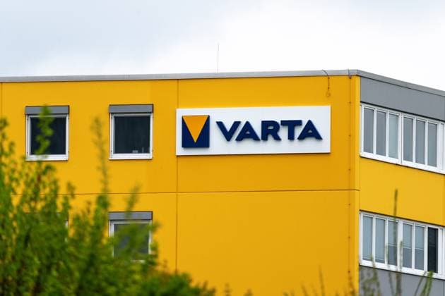 Ellwangen, Bavaria, Germany - April 26, 2025: The Varta company building in Ellwangen with yellow facade and clearly visible Varta logo from the highway. *** Das Varta-Firmengebäude in Ellwangen mit gelber Fassade und deutlich sichtbarem Varta-Logo von der Autobahn aus.