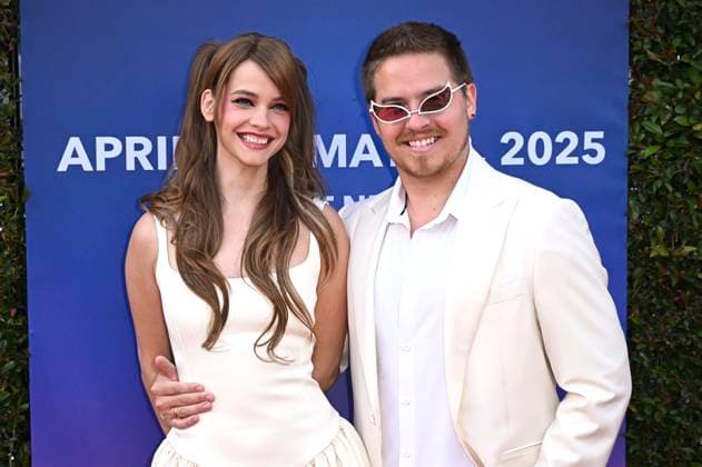 Barbara Palvin with husband Dylan Sprouse at the opening of Universal Fan Fest Nights at Universal Studios Hollywood Universal City, 25 04 2025 Foto:xD.xStarbuckx xFuturexImagex universal_5526