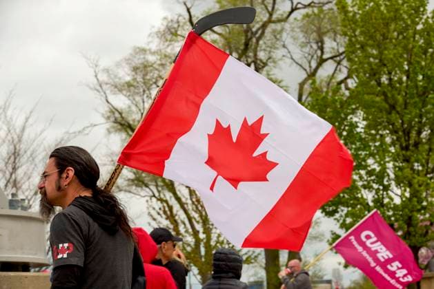 US-Canada Border Solidarity Rally Canadians gather at the Detroit River waterfront in Windsor, Ontario, during the Bridging Our Friendship solidarity rally with Detroit residents on April 26, 2025. The cross-border demonstration promoted US-Canada alliances while protesting the policies of President Donald Trump. Windsor Ontario Canada Copyright: xDominicxGwinnx