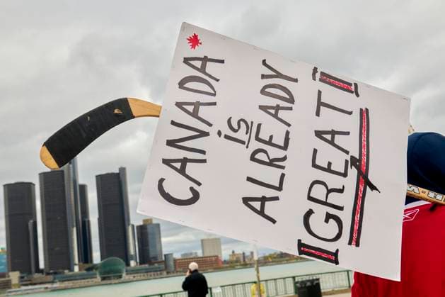US-Canada Border Solidarity Rally Canadians gather at the Detroit River waterfront in Windsor, Ontario, during the Bridging Our Friendship solidarity rally with Detroit residents on April 26, 2025. The cross-border demonstration promoted US-Canada alliances while protesting the policies of President Donald Trump. Windsor Ontario Canada Copyright: xDominicxGwinnx