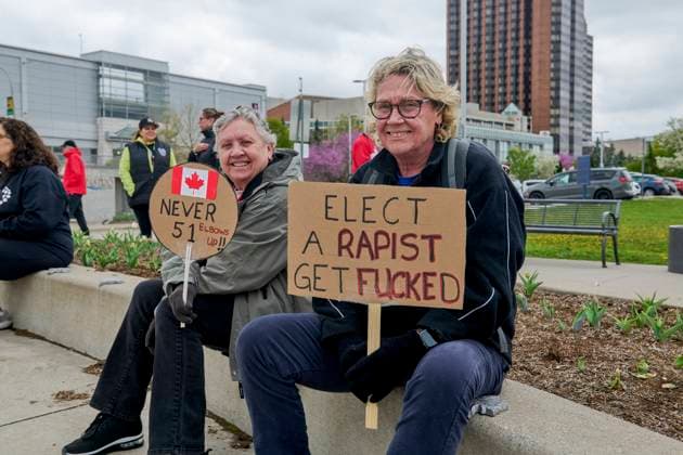 US-Canada Border Solidarity Rally Canadians gather at the Detroit River waterfront in Windsor, Ontario, during the Bridging Our Friendship solidarity rally with Detroit residents on April 26, 2025. The cross-border demonstration promoted US-Canada alliances while protesting the policies of President Donald Trump. Windsor Ontario Canada Copyright: xDominicxGwinnx
