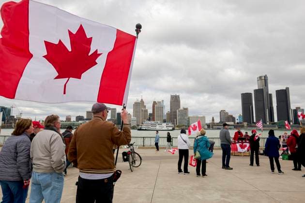 US-Canada Border Solidarity Rally Canadians gather at the Detroit River waterfront in Windsor, Ontario, during the Bridging Our Friendship solidarity rally with Detroit residents on April 26, 2025. The cross-border demonstration promoted US-Canada alliances while protesting the policies of President Donald Trump. Windsor Ontario Canada Copyright: xDominicxGwinnx