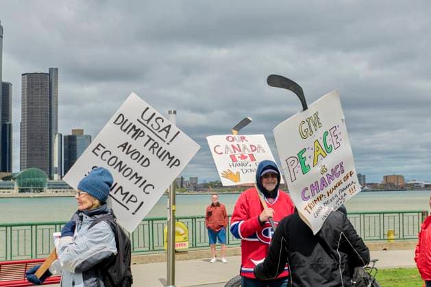 US-Canada Border Solidarity Rally Canadians gather at the Detroit River waterfront in Windsor, Ontario, during the Bridging Our Friendship solidarity rally with Detroit residents on April 26, 2025. The cross-border demonstration promoted US-Canada alliances while protesting the policies of President Donald Trump. Windsor Ontario Canada Copyright: xDominicxGwinnx