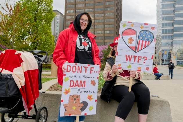 US-Canada Border Solidarity Rally Canadians gather at the Detroit River waterfront in Windsor, Ontario, during the Bridging Our Friendship solidarity rally with Detroit residents on April 26, 2025. The cross-border demonstration promoted US-Canada alliances while protesting the policies of President Donald Trump. Windsor Ontario Canada Copyright: xDominicxGwinnx