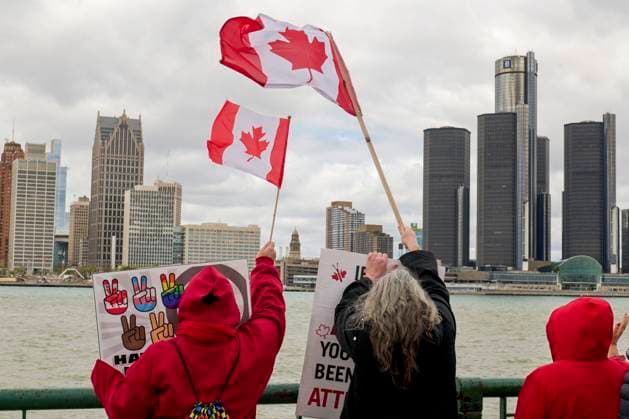 US-Canada Border Solidarity Rally Canadians gather at the Detroit River waterfront in Windsor, Ontario, during the Bridging Our Friendship solidarity rally with Detroit residents on April 26, 2025. The cross-border demonstration promoted US-Canada alliances while protesting the policies of President Donald Trump. Windsor Ontario Canada Copyright: xDominicxGwinnx