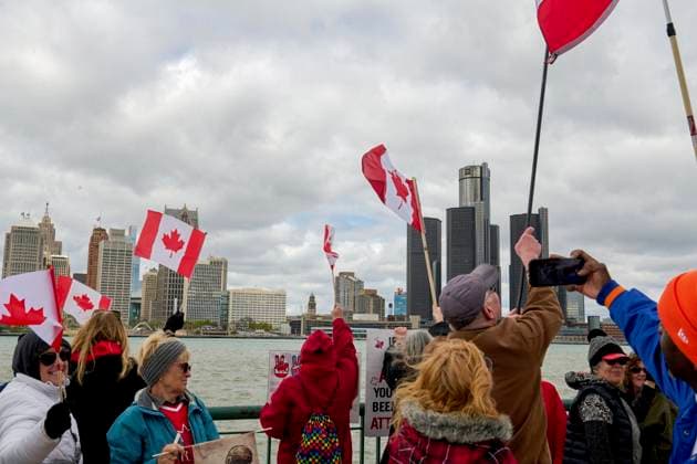 US-Canada Border Solidarity Rally Canadians gather at the Detroit River waterfront in Windsor, Ontario, during the Bridging Our Friendship solidarity rally with Detroit residents on April 26, 2025. The cross-border demonstration promoted US-Canada alliances while protesting the policies of President Donald Trump. Windsor Ontario Canada Copyright: xDominicxGwinnx