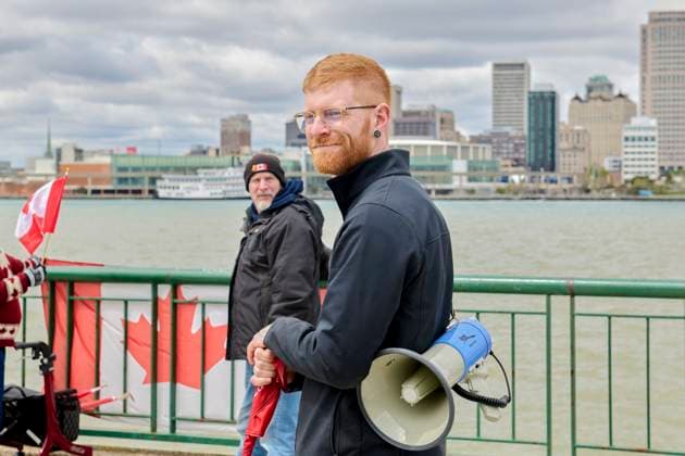 US-Canada Border Solidarity Rally Jacob Bezaire, People™s Party of Canada organizer, participates in the Bridging Our Friendship solidarity rally with Detroit residents in Windsor, Ontario, on April 26, 2025. The cross-border demonstration promoted US-Canada alliances while protesting the policies of President Donald Trump. Windsor Ontario Canada Copyright: xDominicxGwinnx
