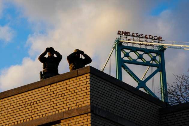 April 26, 2025, Windsor, Ontario, Canada: RCMP look out from a roof top as Liberal Leader Mark Carney holds a rally beside the Ambassador Bridge in Windsor, Ont., on Saturday, April 26, 2025. Windsor Canada  - ZUMAc35_ 20250426_zaf_c35_074 Copyright: xSeanxKilpatrickx