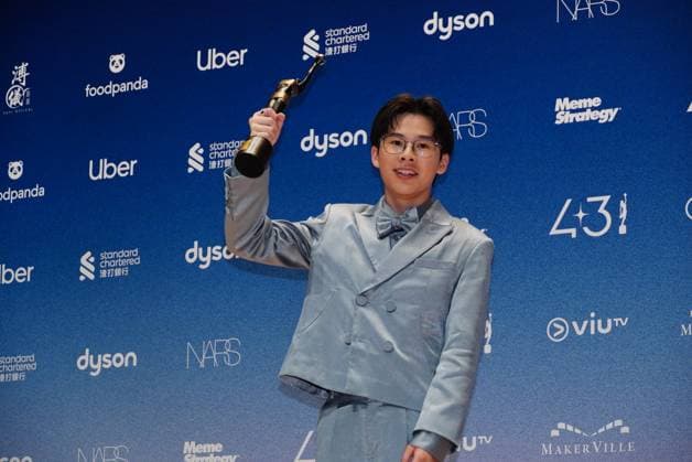 Bilder des Jahres 2025, Entertainment 04 April Entertainment Bilder des Tages HONG KONG, CHINA - APRIL 27: Actor Dylan So poses with Best New Performer trophy at backstage during the 43rd Hong Kong Film Awards on April 27, 2025 in Hong Kong, China.  Copyright: xVCGx 111563985419