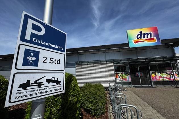 27.04.2025 xsvx, Wirtschaft emwirt v.l. Logo Schriftzug Markt DM Drogerie Drogeriemarkt Logo Kundenparkplatz Parkplatz Parkscheibe Höchstparkdauer Abschleppen PKW Auto Karlsruhe *** 27 04 2025 xsvx, economy emwirt v l logo lettering market DM drugstore drugstore logo customer parking lot parking disk maximum parking time towing car car Karlsruhe