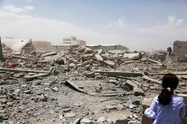 Bilder des Jahres 2025, News 04 April News Themen der Woche KW17 News Bilder des Tages (250427) -- SANAA, April 27, 2025 -- A girl looks at piles of rubble after U.S. airstrikes in Sanaa, Yemen, on April 27, 2025. U.S. airstrikes on Yemen s Houthi-held capital Sanaa overnight killed two people and wounded 10 others, Houthi-controlled health authorities said on Sunday. The strikes targeted multiple locations across Sanaa, the authorities said, adding that two women and three children were among the injured. All the wounded were taken to local hospitals for treatment. (Photo by Xinhua) YEMEN-SANAA-U.S. AIRSTRIKES-AFTERMATH Mohammed 