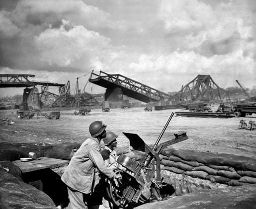 Archivbilder der Woche KW17 U.S. Privates George Cofield and Howard J. Davis guarding newly-constructed bridge site over Rhine River built by U.S. Ninth Army Engineers, Germany, U.S. Army Signal Corps, March 30, 1945  Copyright: xCircaxImagesx ghi-circa13306