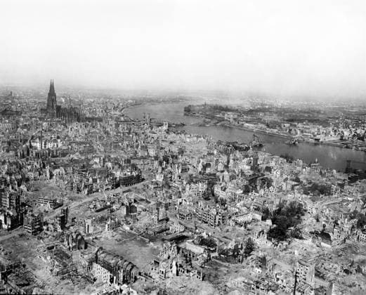 Archivbilder der Woche KW17 Cologne Cathedral standing undamaged while entire area surrounding it is completely devastated with railroad station and Hohenzollern Bridge lying damaged to the north and east of the cathedral, Cologne, Germany, U.S. Army Signal Corps, April 24, 1945  Copyright: xCircaxImagesx ghi-circa13314