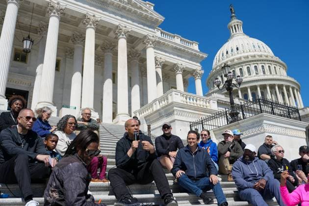 Bilder des Jahres 2025, News 04 April News Themen der Woche KW17 News Bilder des Tages April 27, 2025, Washington, District of Columbia, USA: Senator Cory Booker (D-NJ) and House Minority Leader Hakeem Jeffries (D-NY) lead a sit-in on the steps of the House of Representatives to protest against the Trump administration. Washington USA - ZUMAl312 20250427_znp_l312_003 Copyright: xAndrewxLeydenx